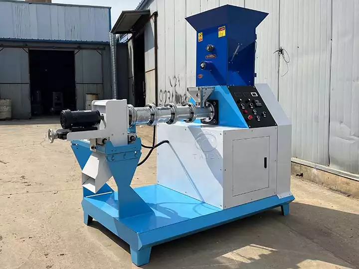 Fish feed extruder