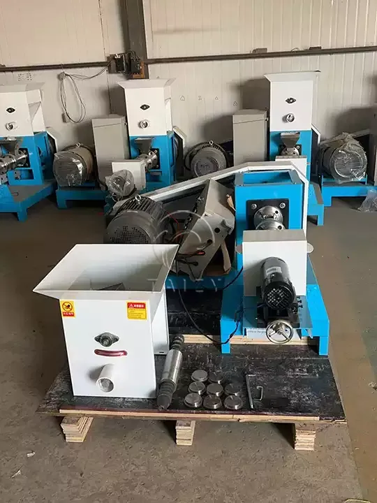 Fish feed pelletizing machine