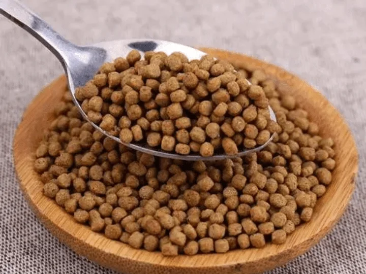 Why do fish farmers favor floating fish feed pellets?