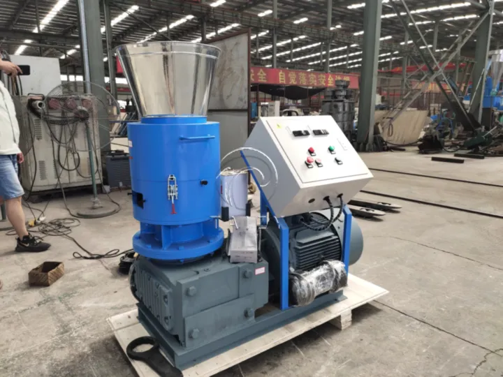 Feed pelleting machine for poultry feed